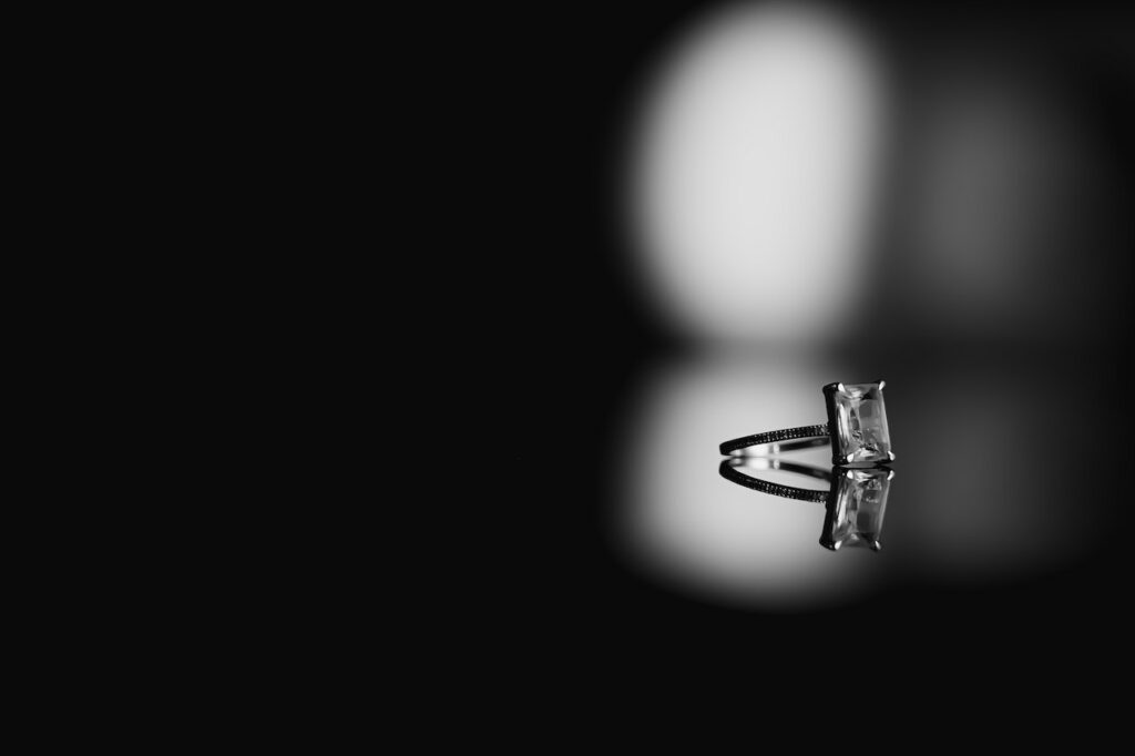 랩그로운 다이아몬드 반지가 검은 바닥에 놓여있는 모습